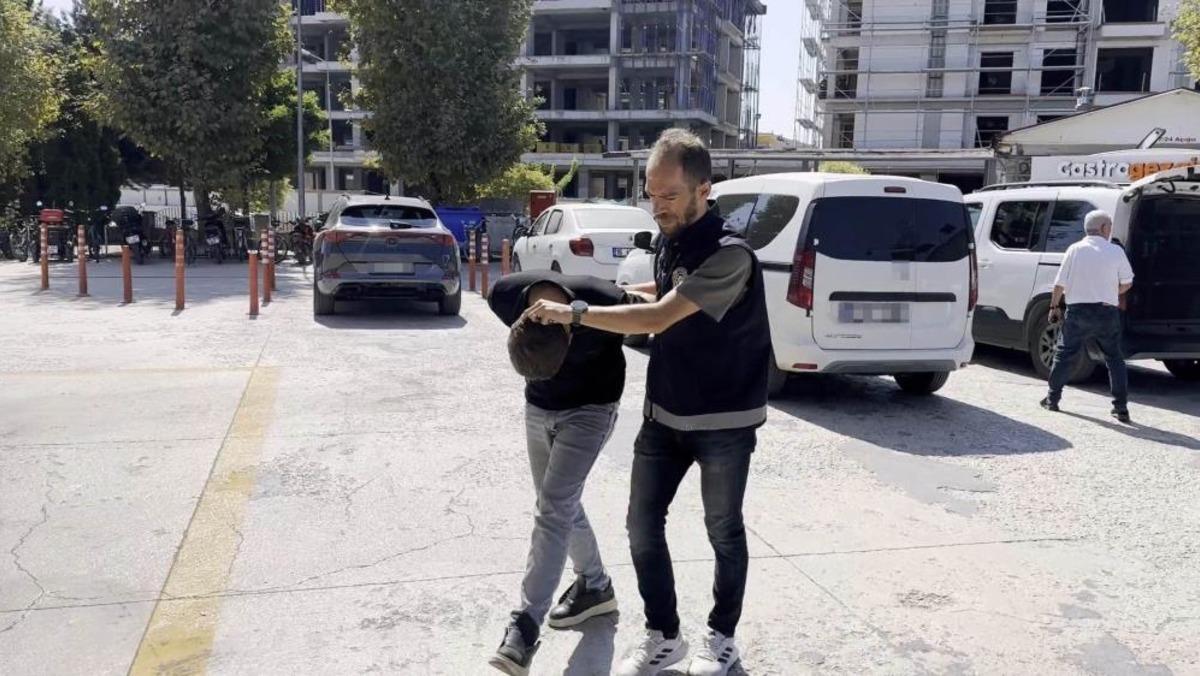 Polis kılığında yaşlı kadını dolandıran 2 şüpheli tutuklandı 1