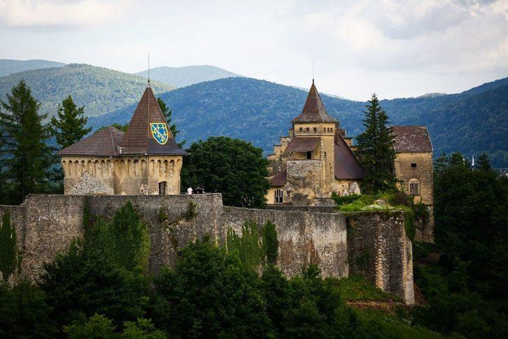  Eşi isteyince Osmanlı kalesini 'romantik' şatoya dönüştürdü G4