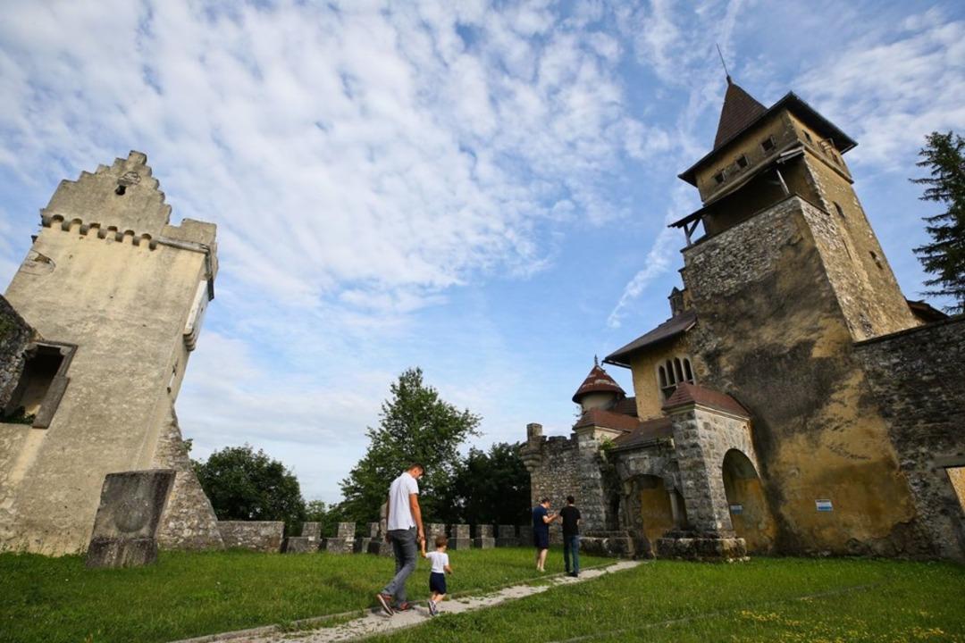  Eşi isteyince Osmanlı kalesini 'romantik' şatoya d&ouml;n&uuml;şt&uuml;rd&uuml;