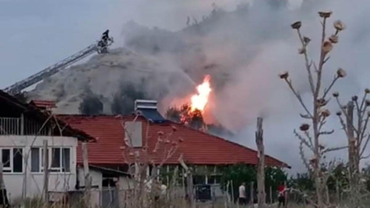 Samanlıkta çıkan yangının sıçradığı ev kullanılamaz hale geldi - Güncel Haberler