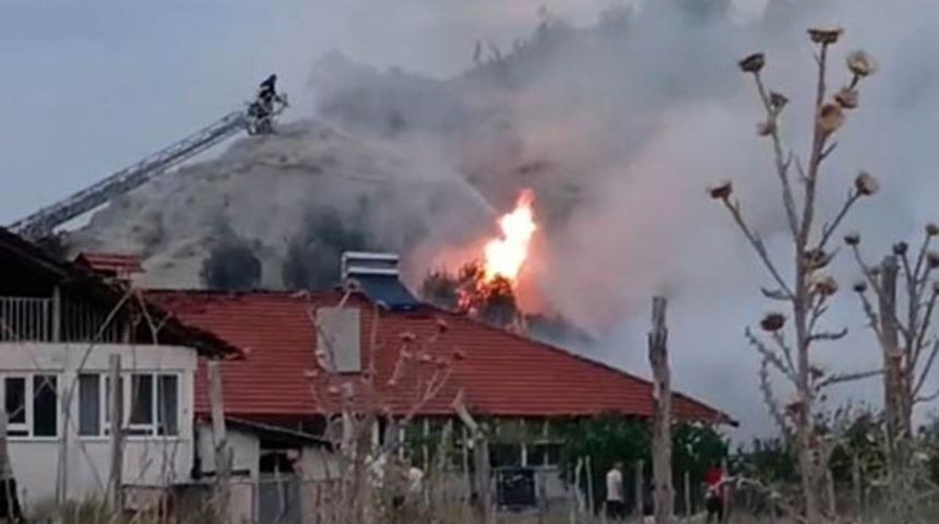 Samanlıkta &ccedil;ıkan yangının sı&ccedil;radığı ev kullanılamaz hale geldi