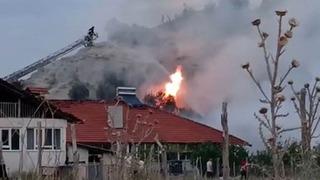 Samanlıkta çıkan yangının sıçradığı ev kullanılamaz hale geldi