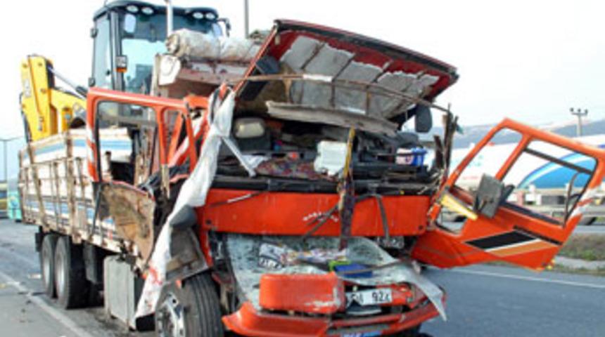 &Ouml;n&uuml;ndeki kamyona &ccedil;arptı: 1 &ouml;l&uuml;