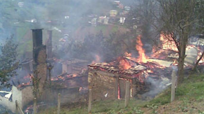Yangın 4 evi kül etti