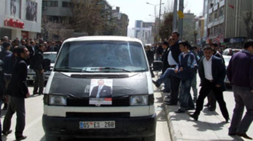 Van'da, MHP konvoyuna saldırı