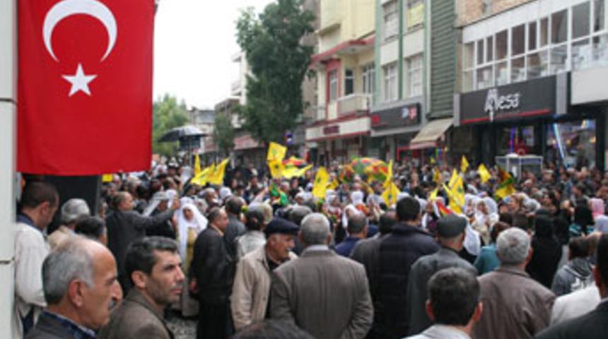 BDP'li Başkanın bayrak hassasiyeti