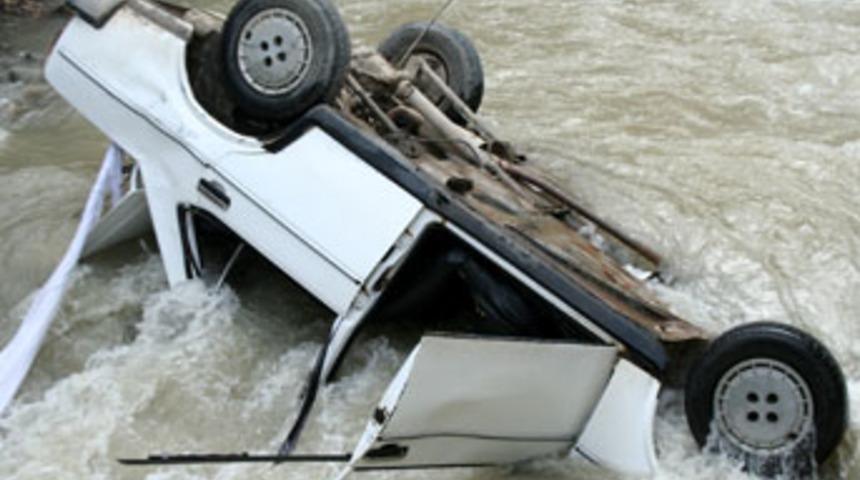 Dereye u&ccedil;an otomobilde can pazarı