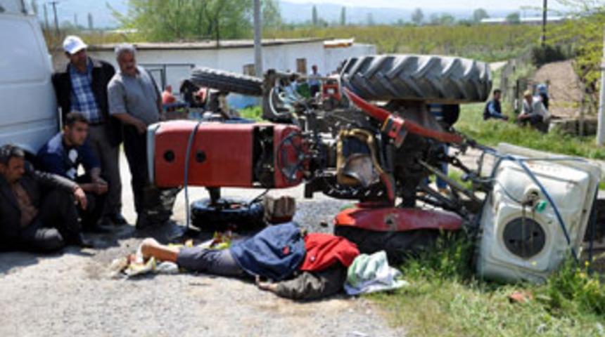 Otomobille &ccedil;arpışan trakt&ouml;r&uuml;n s&uuml;r&uuml;c&uuml;s&uuml; &ouml;ld&uuml;