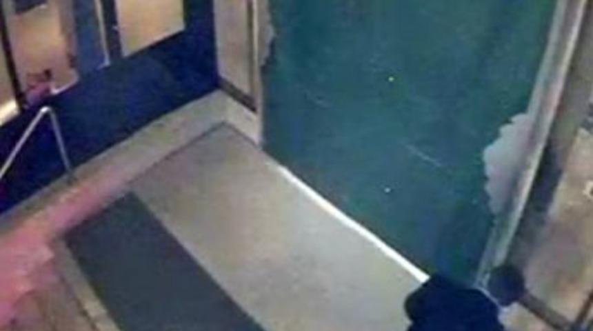 Caminin bağış sandığını çaldılar