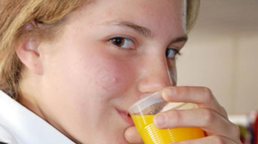 Okullarda gazlı içecek yerine meyve suyu