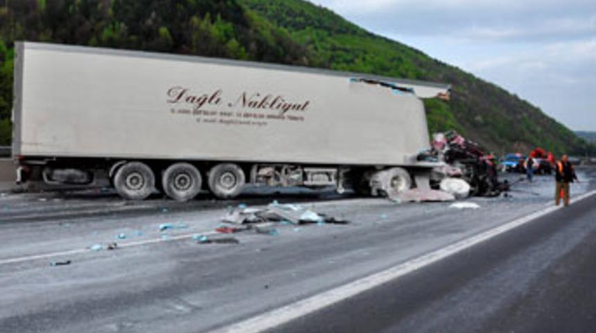 Bolu Dağı'nda iki TIR &ccedil;arpıştı