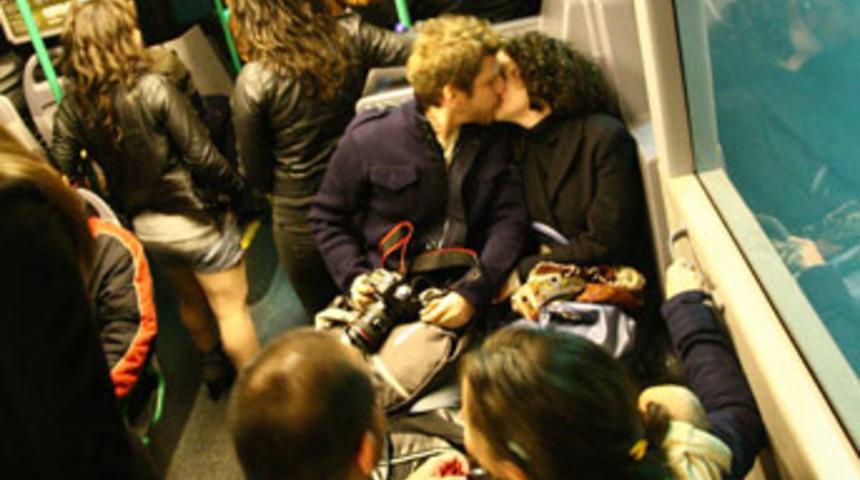 İETT'yi otob&uuml;ste &ouml;p&uuml;şerek protesto ettiler