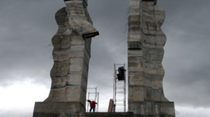 Tartışmalı anıtıa iskele kuruldu