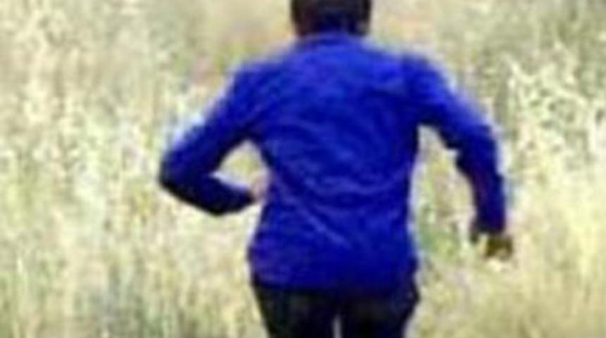 &Ccedil;aldığı otomobille kaza yaptı, &ccedil;ıkıp ka&ccedil;tı