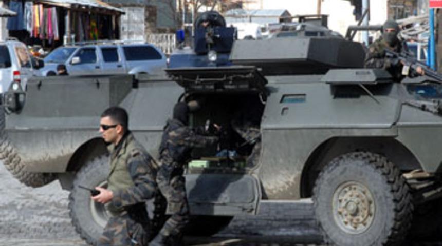 Askeri personele silahlı saldırı, 2 yaralı