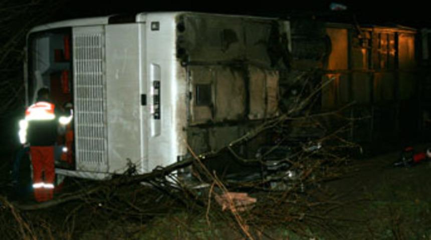 Yolcu otobüsü devrildi: 1 ölü, 12 yaralı