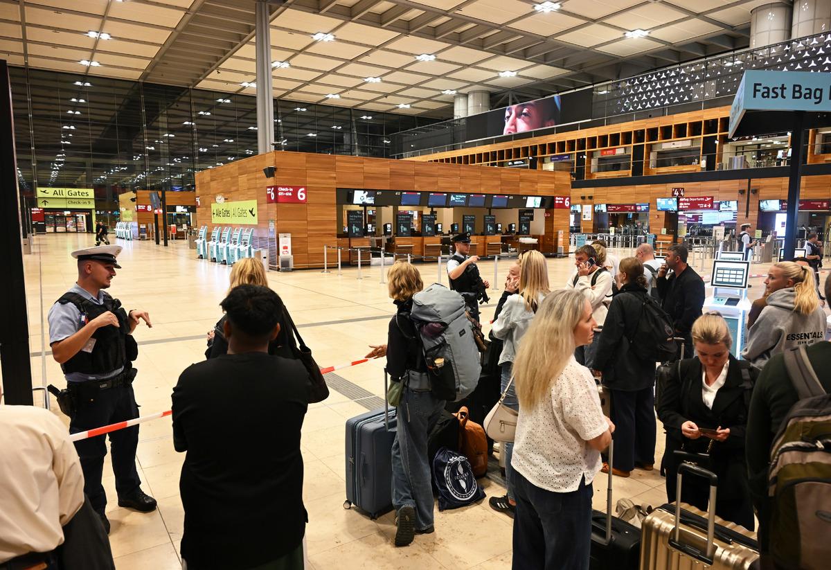 Berlin-Brandenburg Havalimanı nda tehlikeli madde alarmı! Terminal 1 boşaltıldı 1