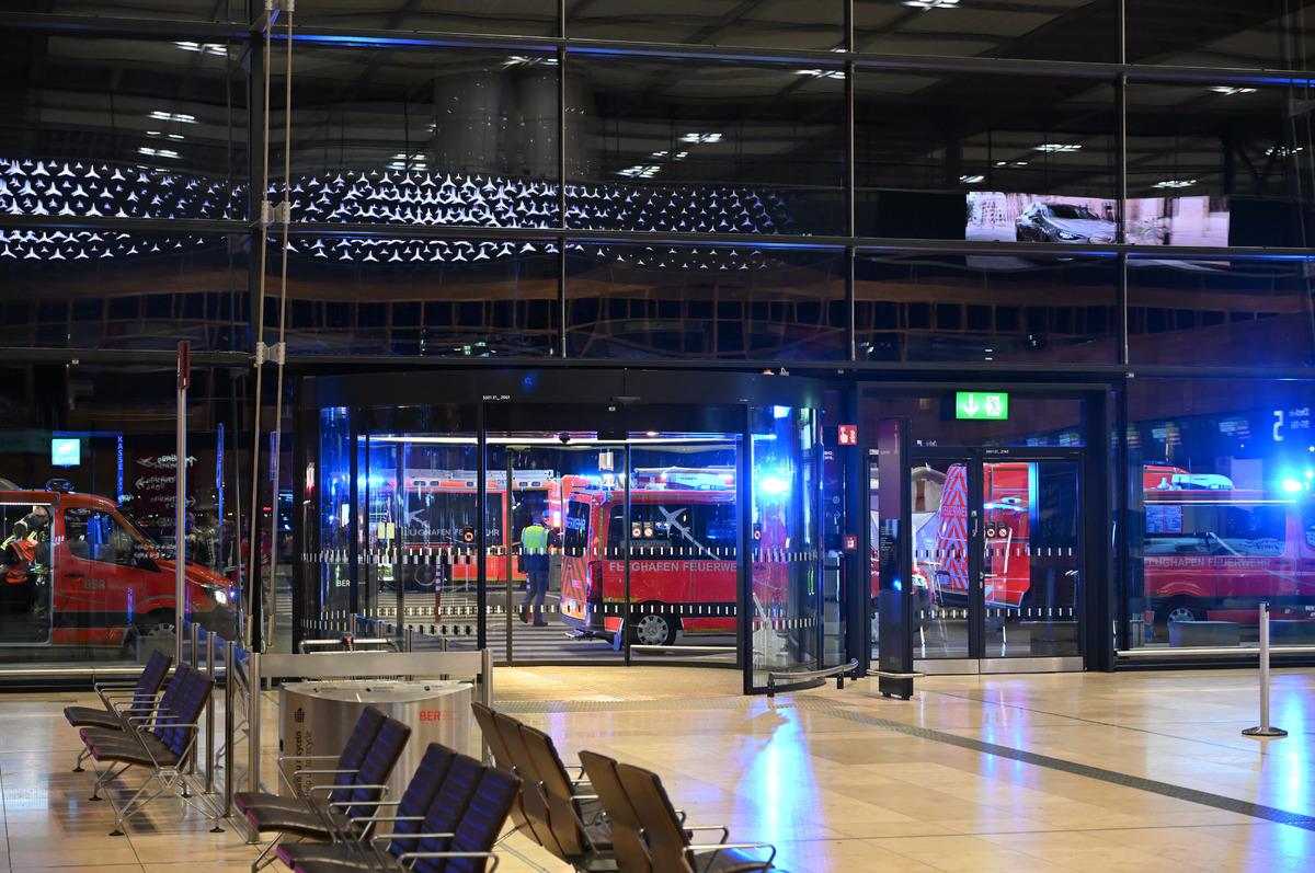 Berlin-Brandenburg Havalimanı nda tehlikeli madde alarmı! Terminal 1 boşaltıldı 4