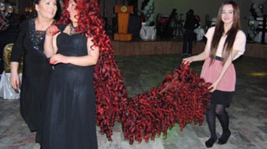 2.5 metrelik peruk g&ouml;renleri şaşırttı