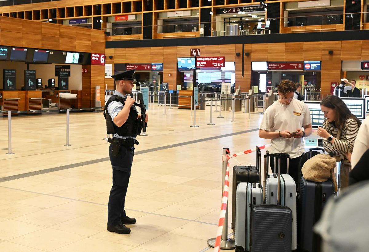 Berlin-Brandenburg Havalimanı nda tehlikeli madde alarmı! Terminal 1 boşaltıldı 5