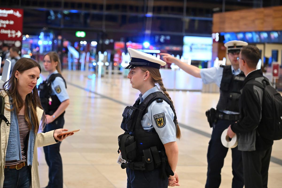 Berlin-Brandenburg Havalimanı nda tehlikeli madde alarmı! Terminal 1 boşaltıldı 6