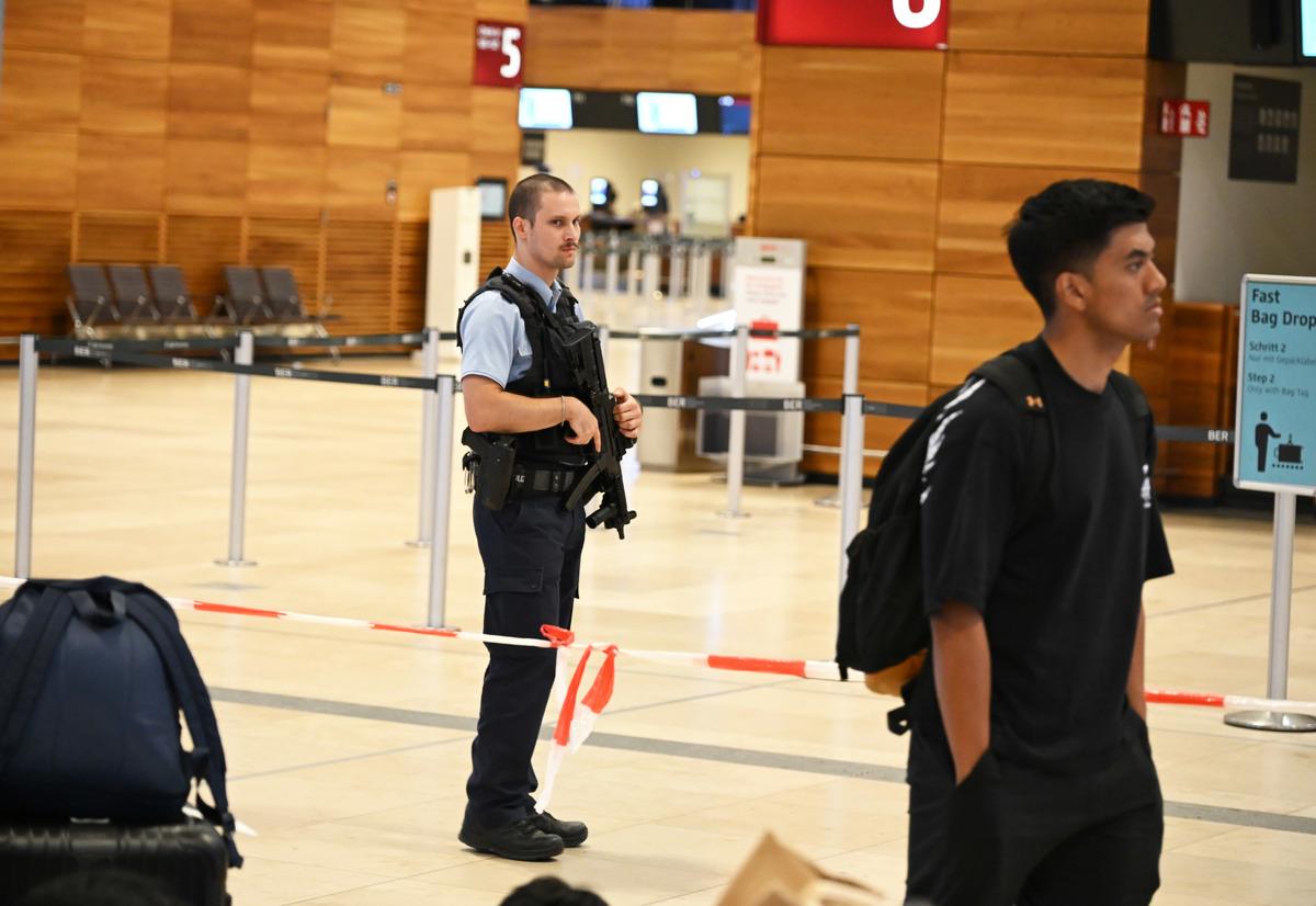 Berlin-Brandenburg Havalimanı nda tehlikeli madde alarmı! Terminal 1 boşaltıldı 7