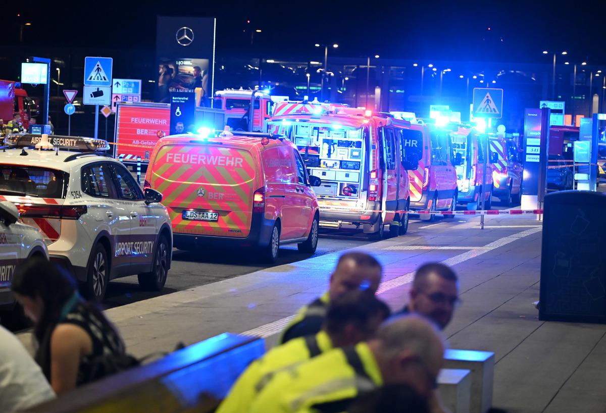 Berlin-Brandenburg Havalimanı nda tehlikeli madde alarmı! Terminal 1 boşaltıldı 8