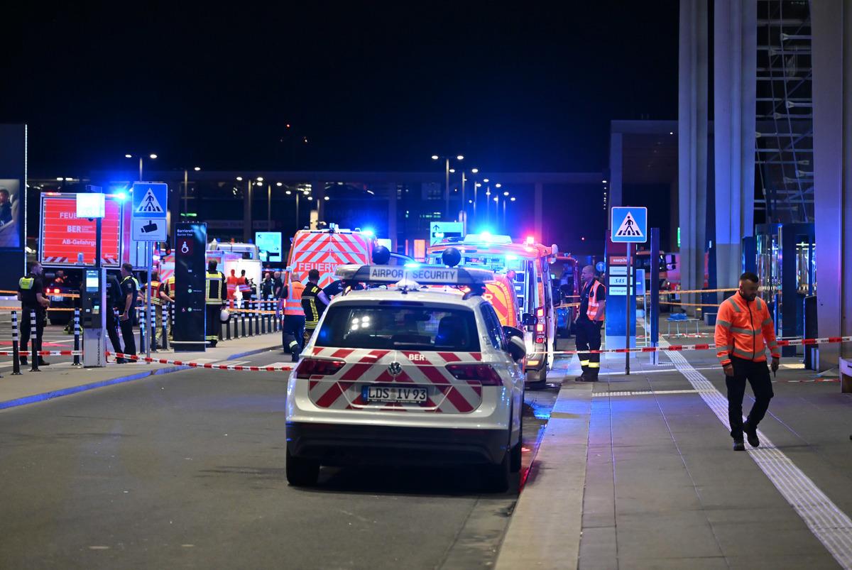 Berlin-Brandenburg Havalimanı nda tehlikeli madde alarmı! Terminal 1 boşaltıldı 3