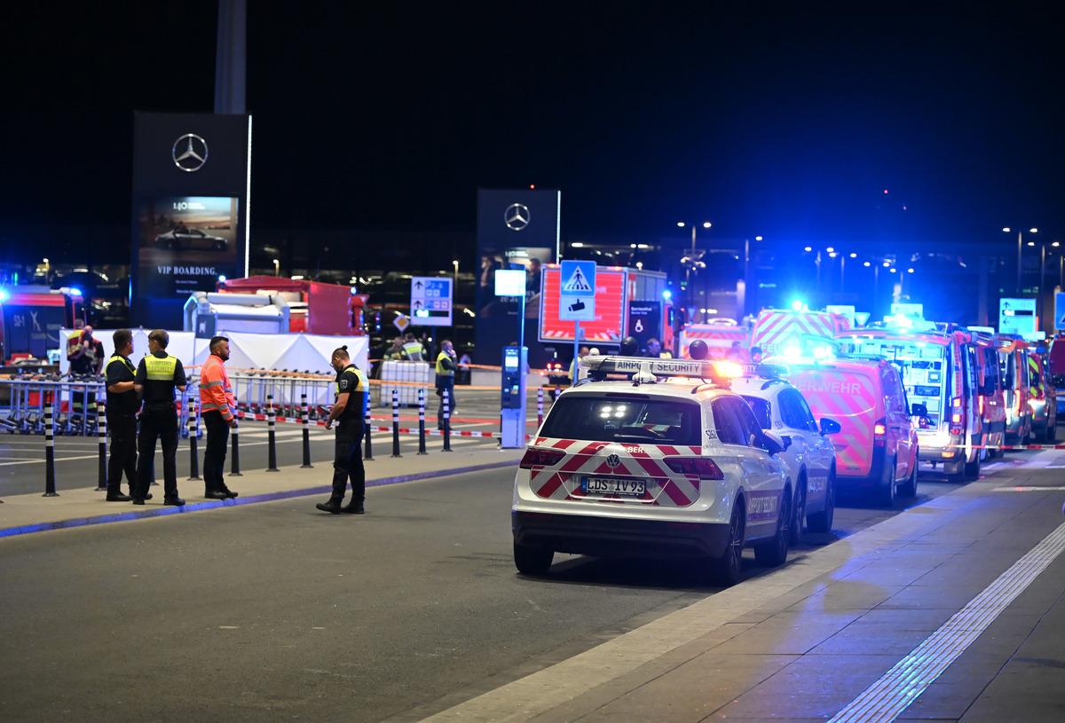 Berlin-Brandenburg Havalimanı nda tehlikeli madde alarmı! Terminal 1 boşaltıldı 2