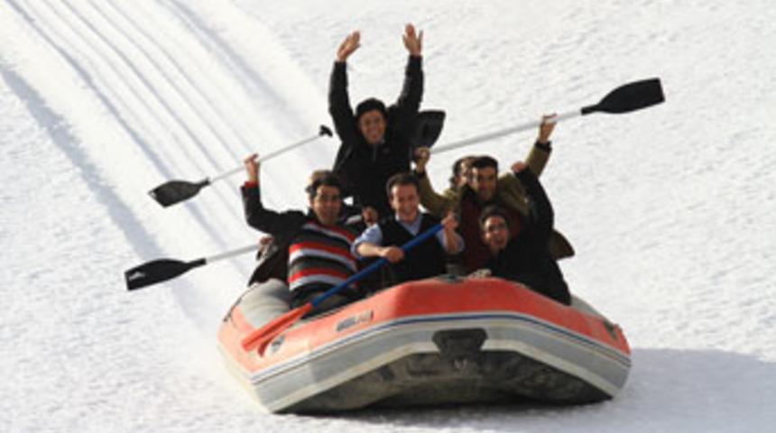 Rafting botuyla kar keyfi