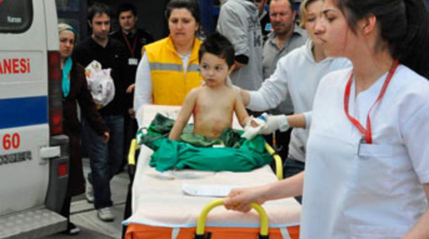 Minik Saner, kaynar suya atladı