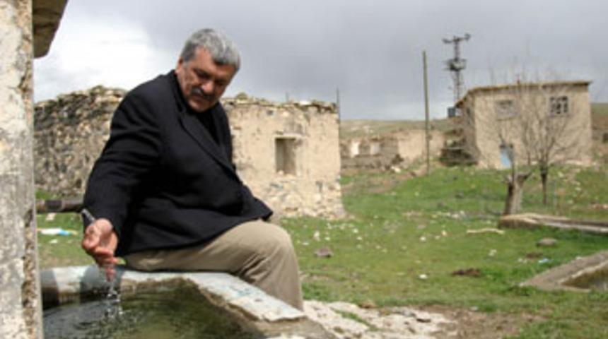 Bu köyün bir muhtarı, bir de seçmeni var