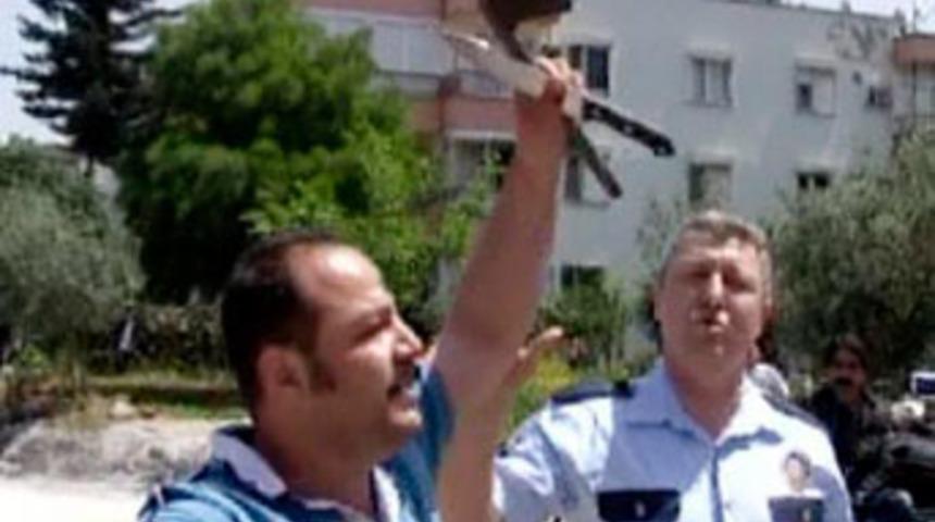 Lise &ouml;n&uuml;nde baltalı dehşet