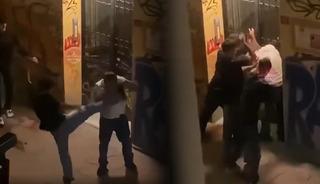 4 &ccedil;ocuk Cihangir&rsquo;de 38 yaşındaki adama dehşeti yaşattı! Feci şekilde d&ouml;v&uuml;p gasp ettiler