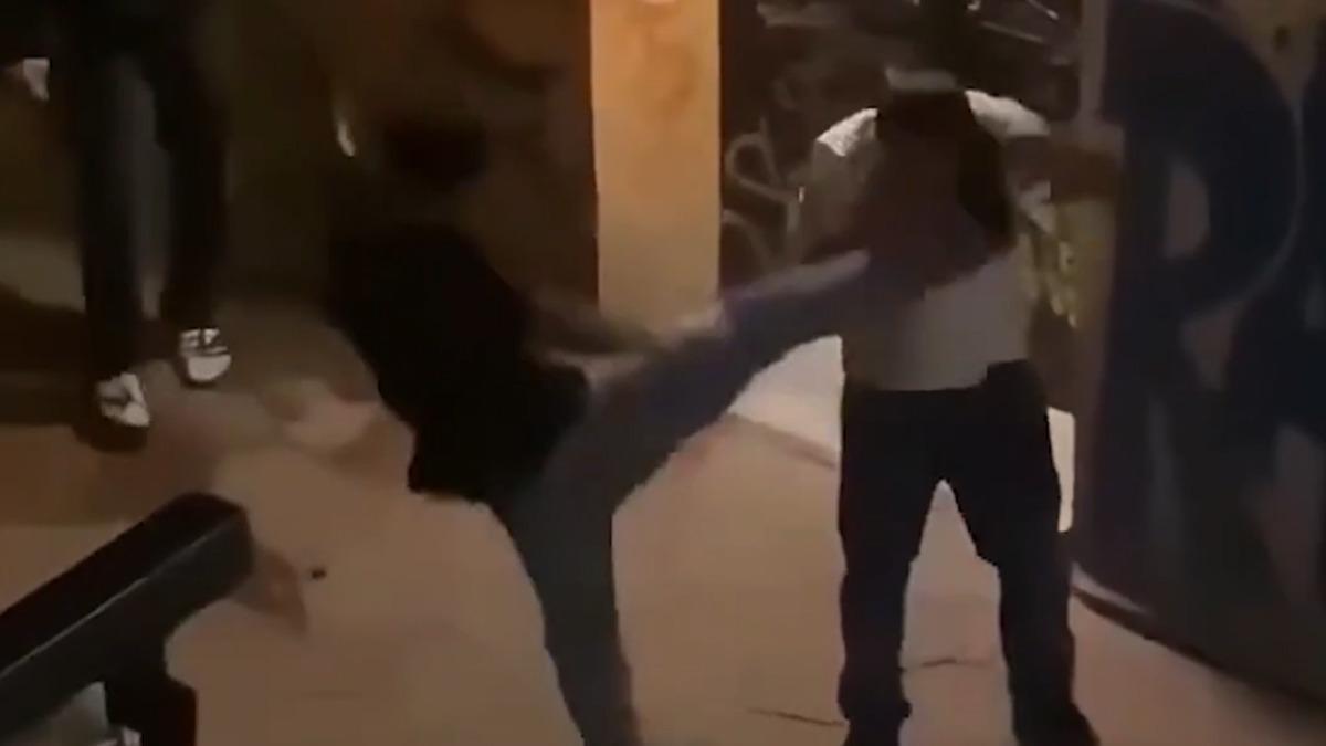 4 &ccedil;ocuk Cihangir&rsquo;de 38 yaşındaki adama dehşeti yaşattı! Feci şekilde d&ouml;v&uuml;p gasp ettiler 1