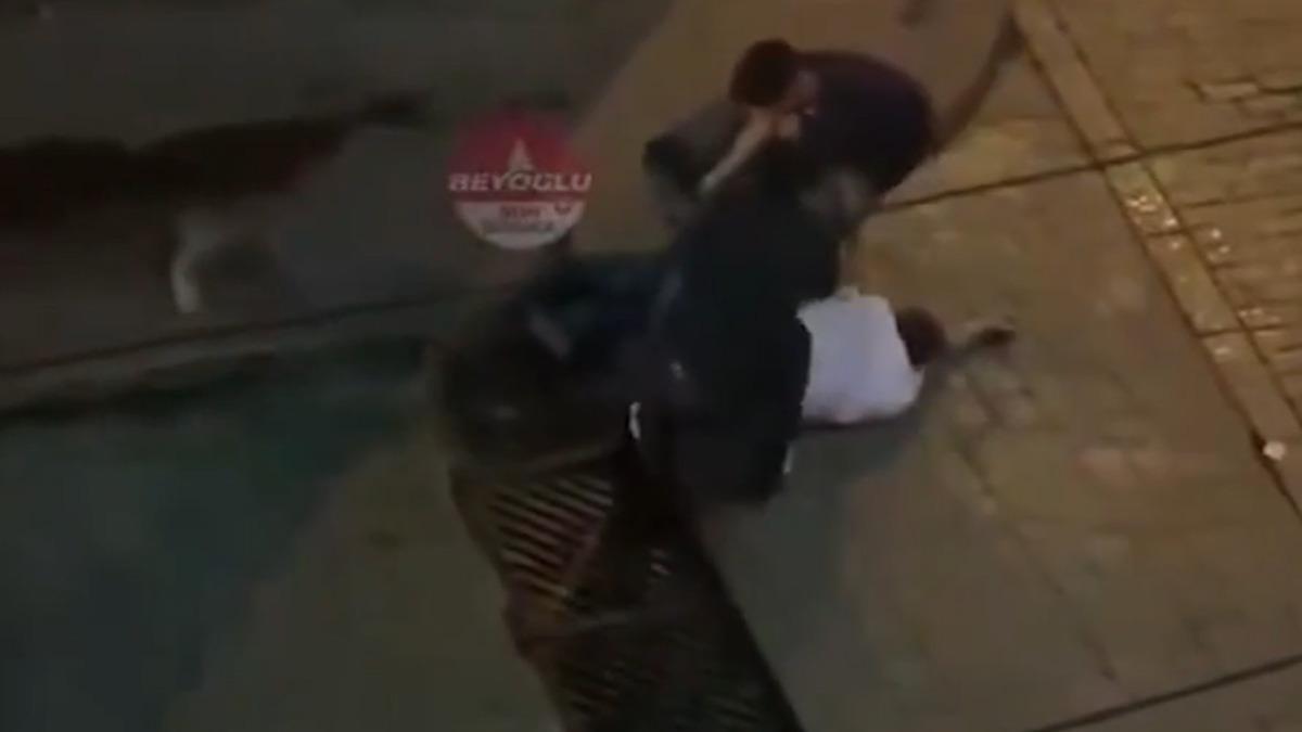 4 &ccedil;ocuk Cihangir&rsquo;de 38 yaşındaki adama dehşeti yaşattı! Feci şekilde d&ouml;v&uuml;p gasp ettiler 2