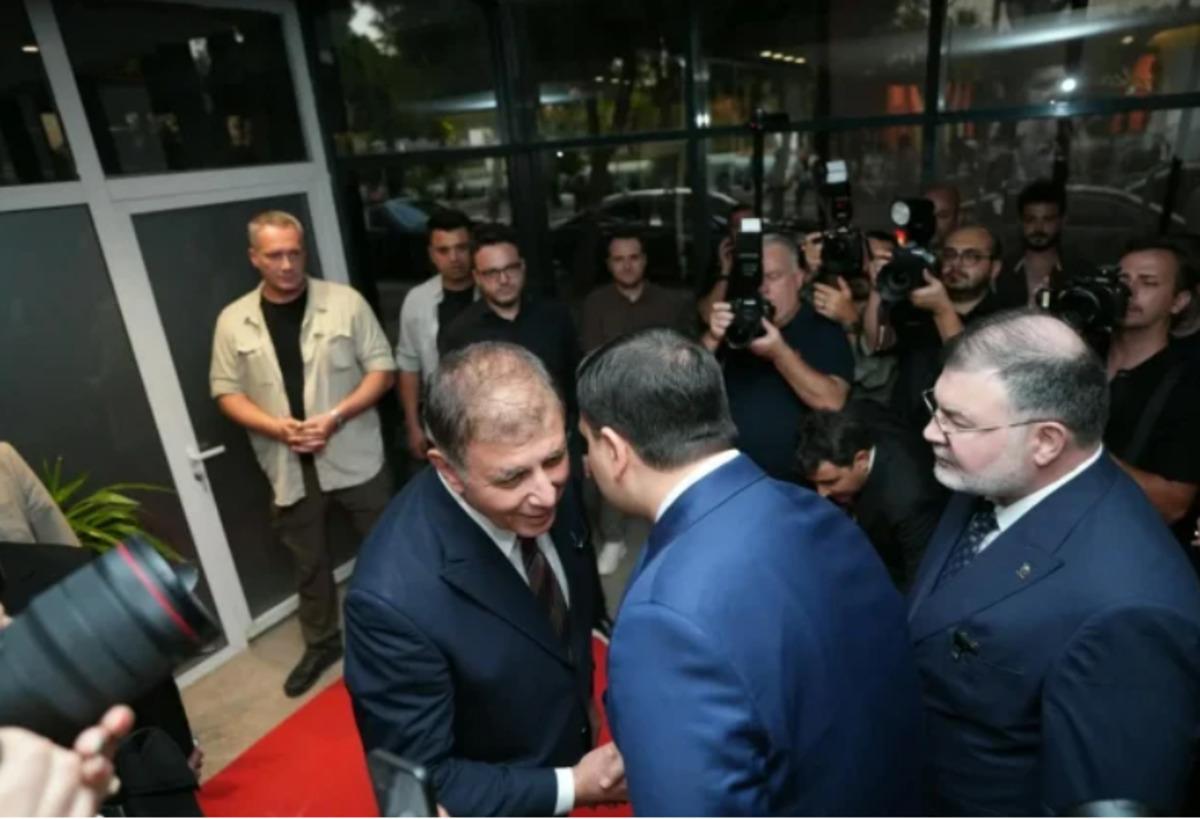 Cemil Tugay, AK Partili Eyy&uuml;p Kadir İnan ı kapıda karşıladı 1