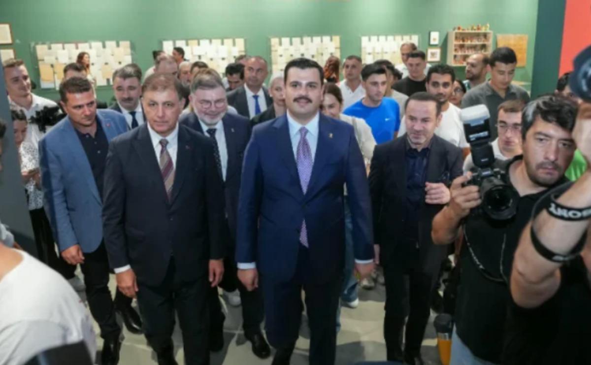 Cemil Tugay, AK Partili Eyy&uuml;p Kadir İnan ı kapıda karşıladı 2