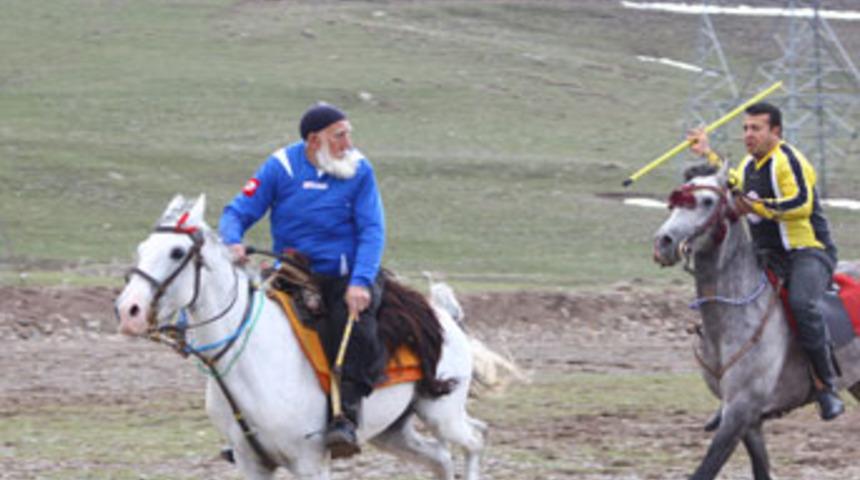 83'l&uuml;k dede, ciritte gen&ccedil;lere taş &ccedil;ıkarıyor