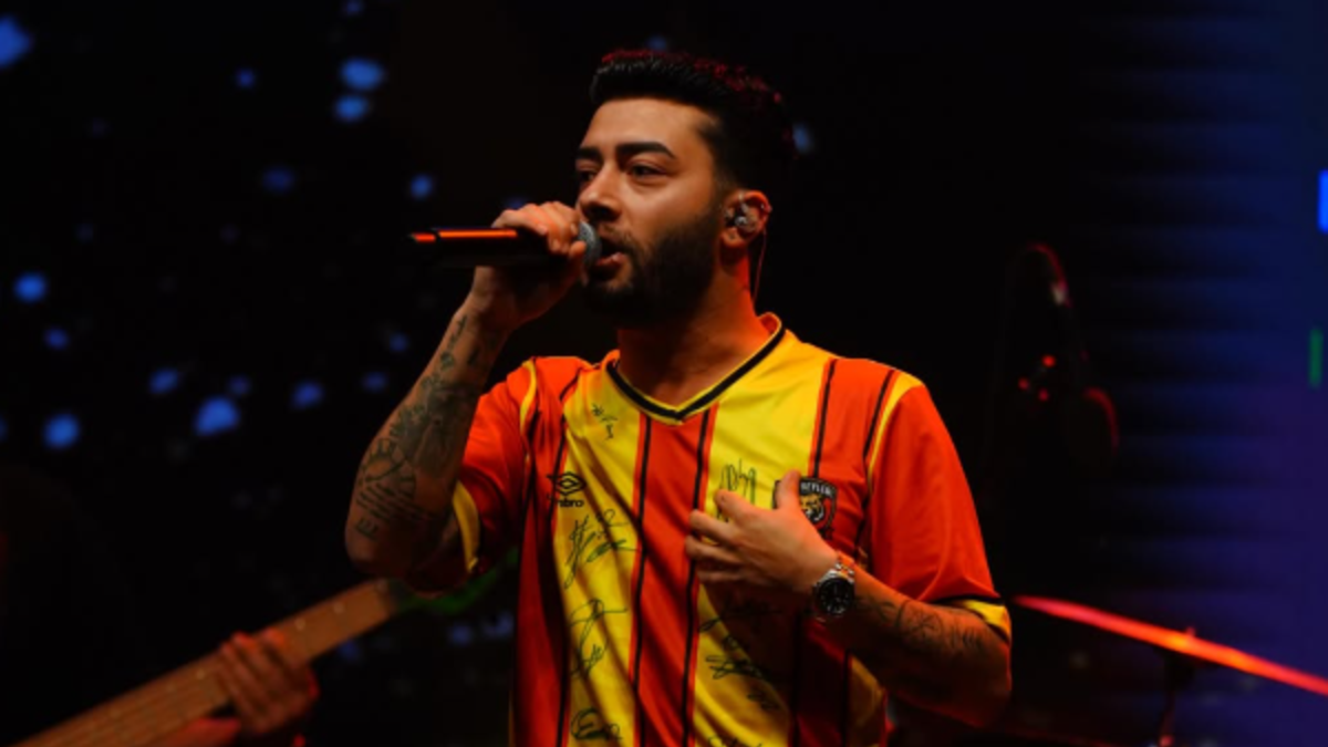 Kurtuluş Kuş konserinde ortalık karıştı! Konseri yarıda bırakıp sahneyi terk etti - Magazin Haberleri