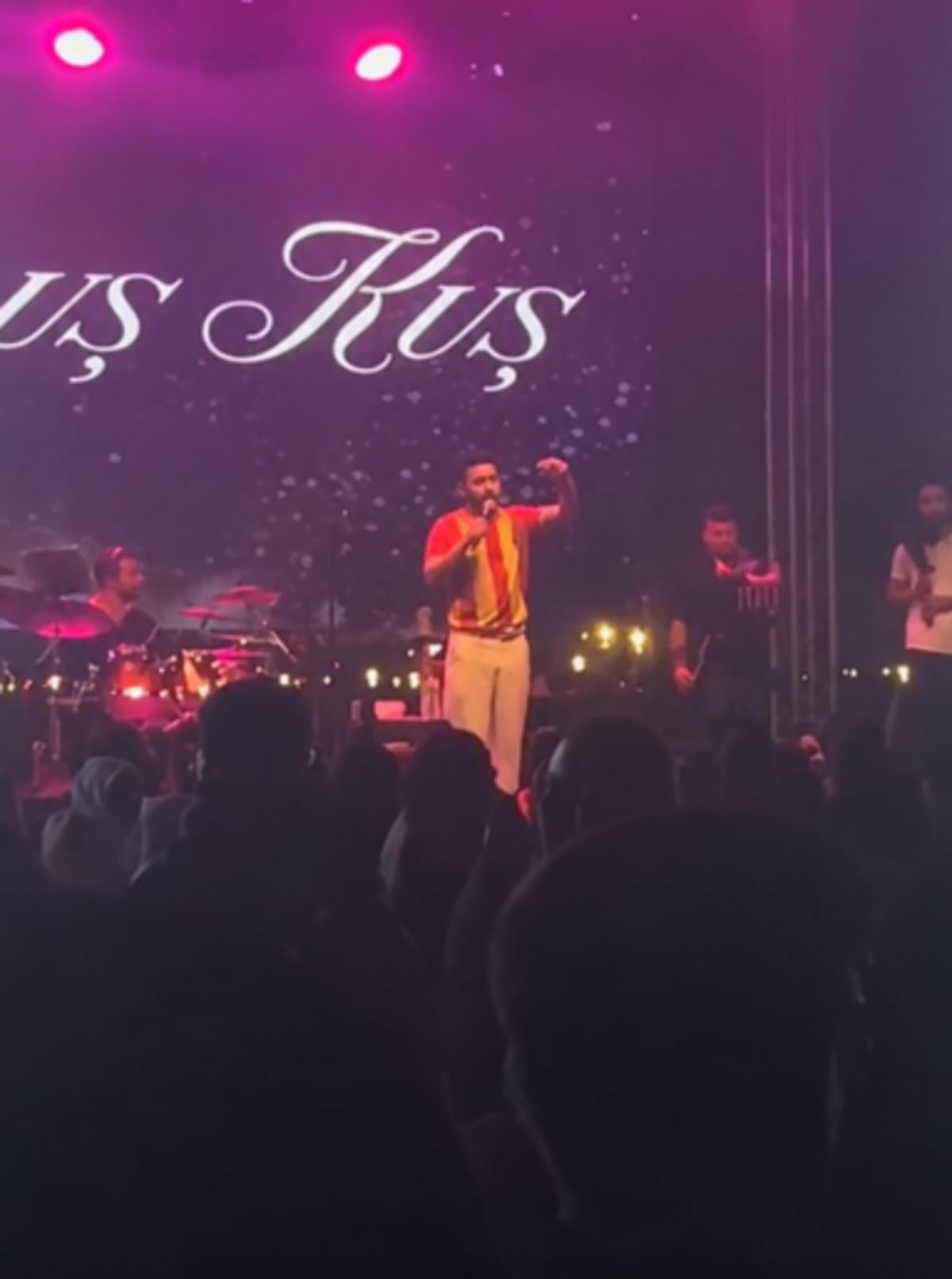 Kurtuluş Kuş konserinde ortalık karıştı! Konseri yarıda bırakıp sahneyi terk etti 1