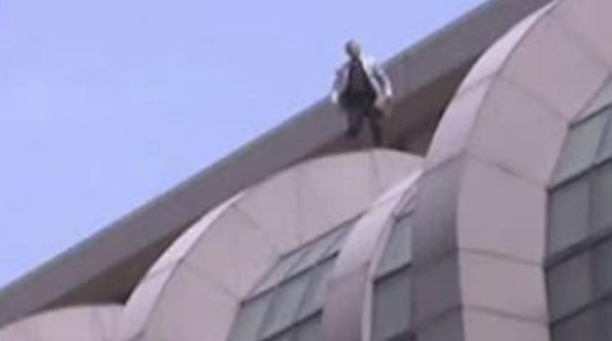 İntihar i&ccedil;in adliyenin &ccedil;atısına &ccedil;ıktı