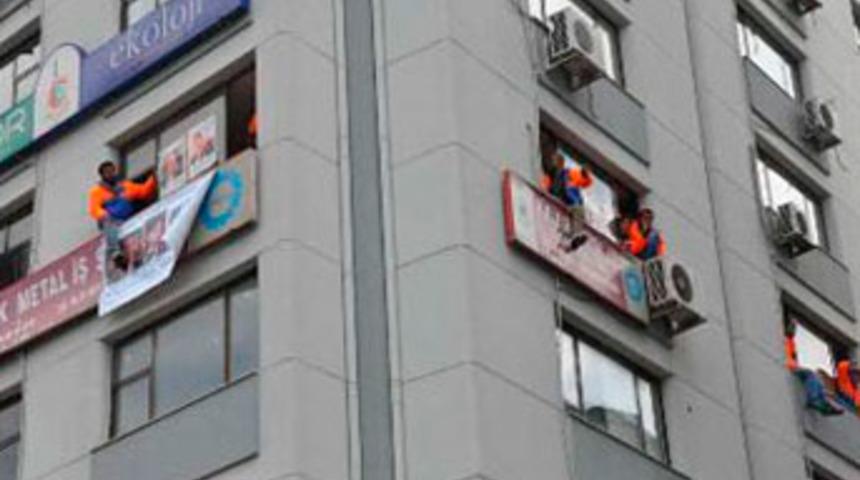 İş&ccedil;iler sendikayı bastı