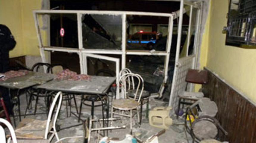 Kamyonet kahvehaneye daldı: 10 yaralı