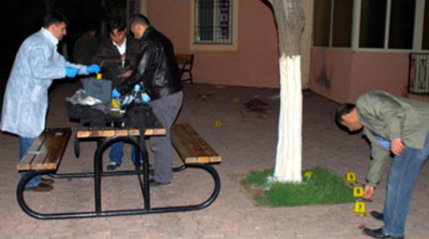 Pompalıyla parkta oturanları vurdu