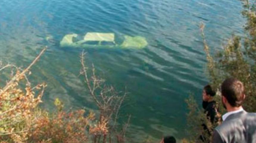 Baraja uçan otomobilde can verdiler