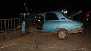 Otomobil köprü korkuluklarına çarptı