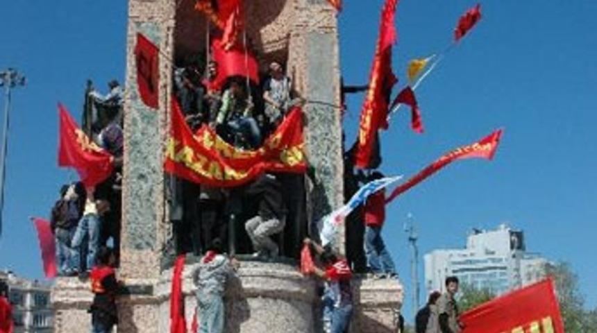 Cumhuriyet Anıtı'na PKK afişi asan gözaltında