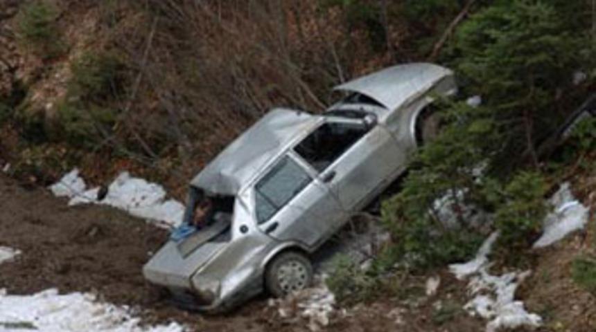 Otomobil u&ccedil;uruma yuvarlandı; 2 &ouml;l&uuml;