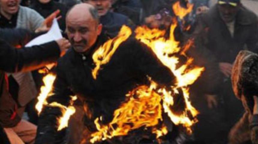 Depremzede kendini yaktı